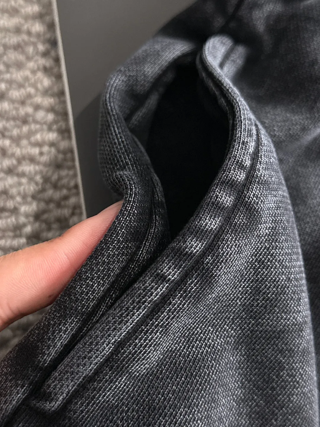 Next day shipment P360 Stone lsland/Stone Island Exclusively launches 25ss autumn and winter new high-quality trousers. Compare real-life details at will. Craftsmanship that ordinary small workshops cannot copy. Top-level ZP development. Unique imported fabric feel. Purely imported German machine production. Precision operation. Ten thousand needle density. A pair of trousers with rich details. You can see the development strength. A full set of new accessories are customized simultaneously. Simple yet elegant. Soft, delicate and comfortable. The upper body is versatile and fashionable. A perfect choice for autumn and winter. A must-have item. Loose fit. Please refer to the size chart when placing an order: S to XXL (or state your height and weight when placing an order)